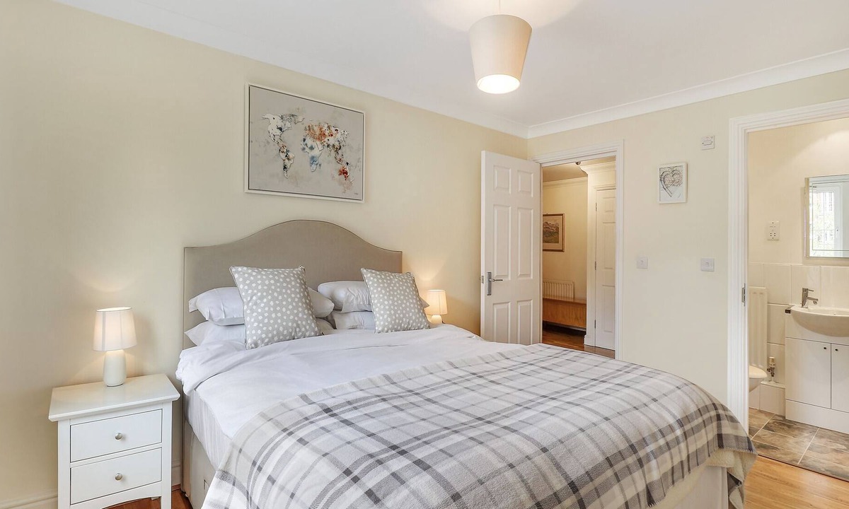 Five Oak Green Apartment | Pass the Keys | Perfectly located spacious flat