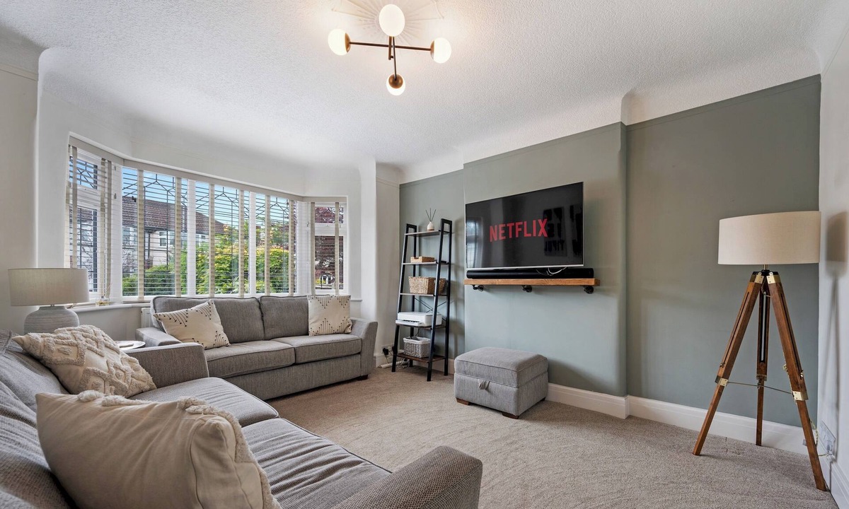 Didsbury House | Pass The Keys Picture Perfect Haven in Didsbury Village - Free Parking & EV Station