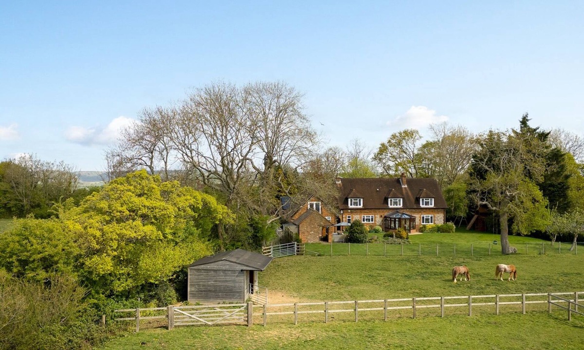 Radnage House | Pass the Keys | Quintessential Chilterns Hideaway