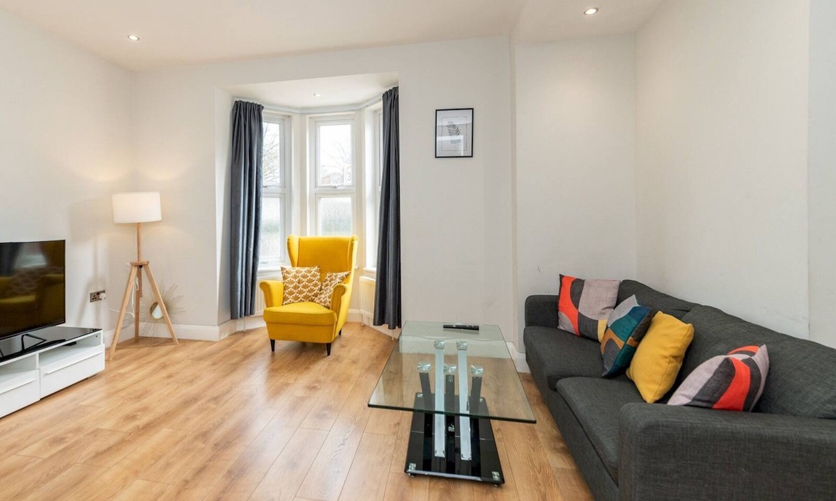 Reading Apartment | Pass the Keys | Spacious 2BR Flat Modern Convenient