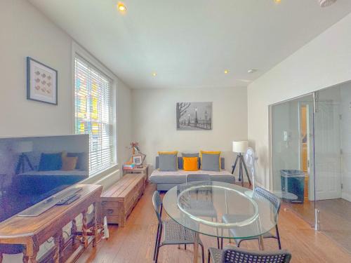 Soho Apartment | Pass the Keys Stylish 1 bed Soho Flat