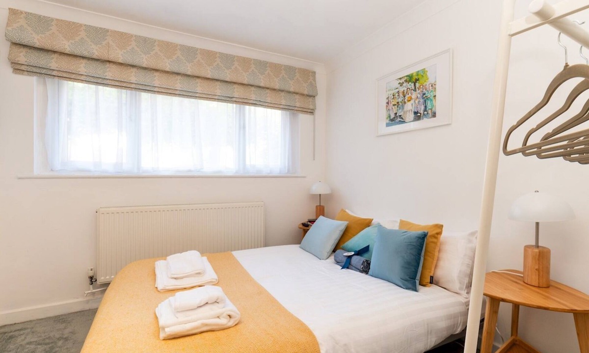 South Richmond Apartment | Pass the Keys | Tranquil Studio in Richmond with Free Parking