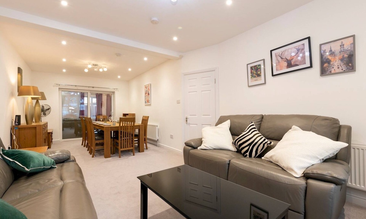 Tolworth House | Pass the Keys | Very large home with parking