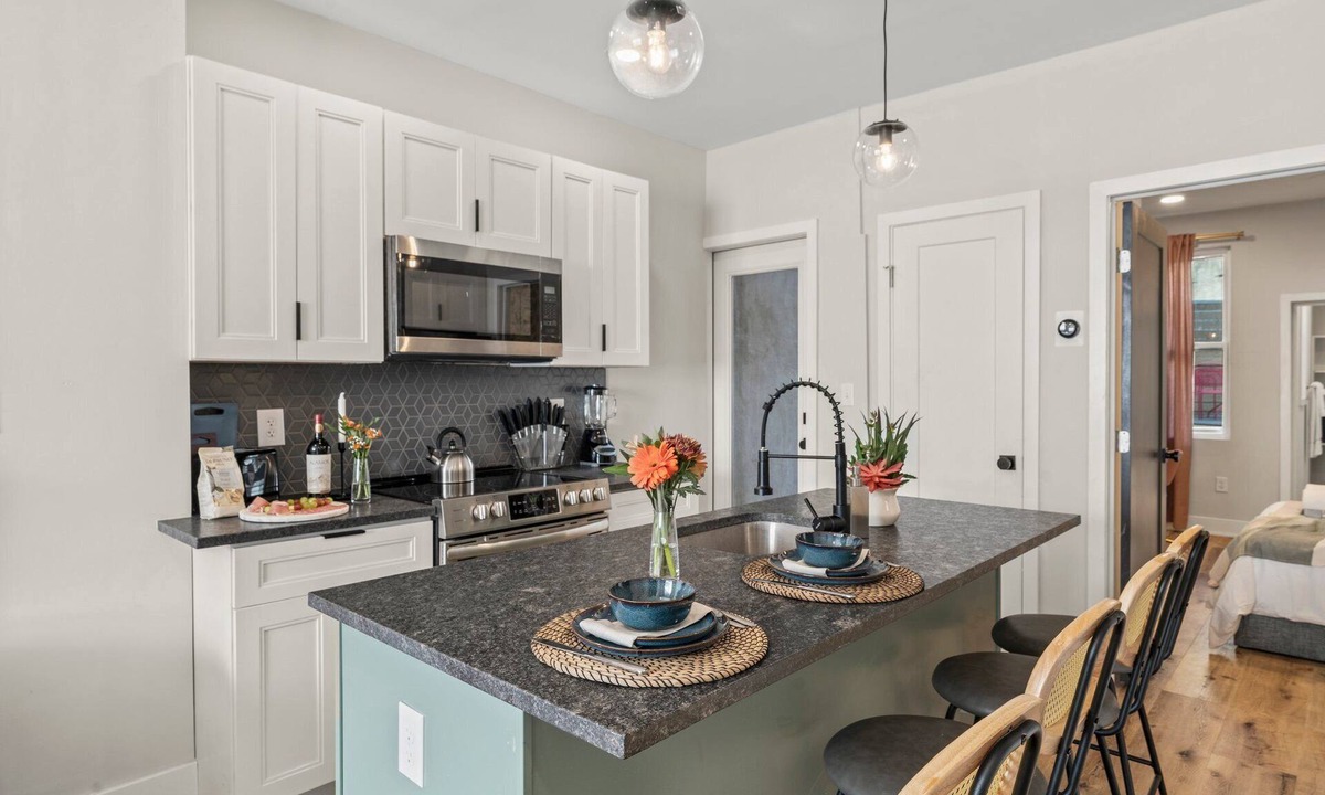 Passyunk Square Apartment | Passyunk Square Spacious 1BR - Huge Deck