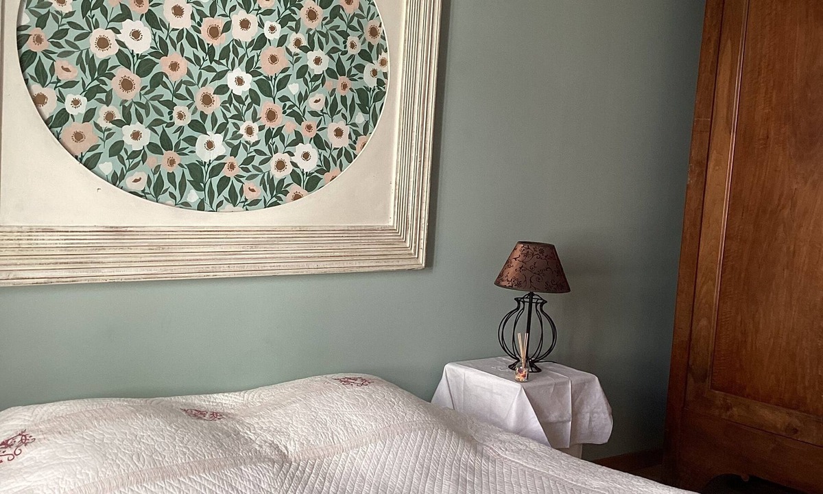 Sainte-Soulle Bed & Breakfast | Pastel room Small patio