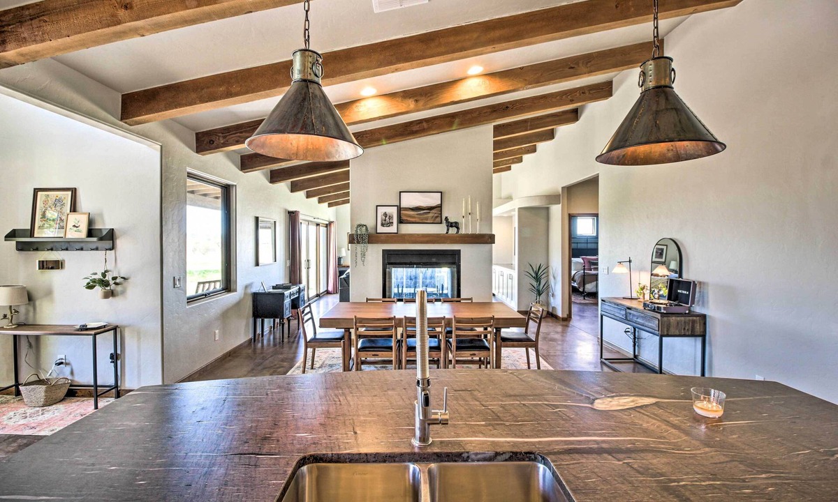 Elgin House | Pastoral Elgin Escape w/Covered Patio & Grill!
