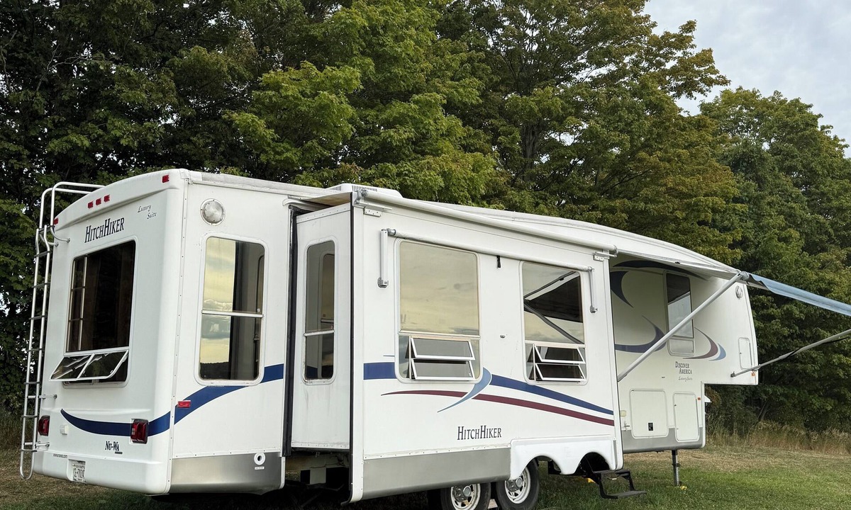 Town of Sharon House | Pasture Perch: Renovated Camper, Farm Setting & Mountain Views Near Dream Park