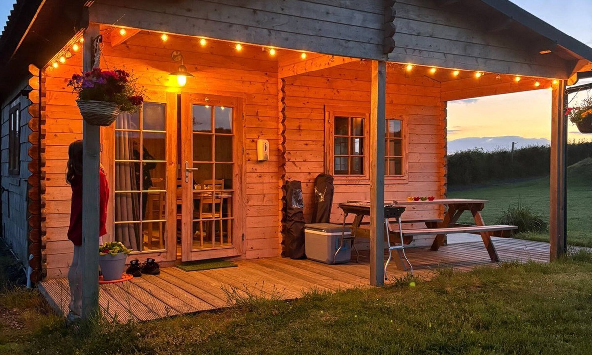 Okehampton Cabin | Pastures Green (Oak Tree Lane)nGorgeous rustic charm