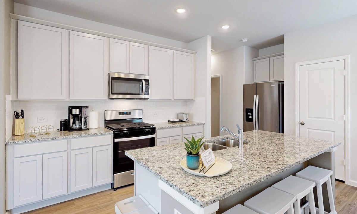 Porter Cottage | Patio Dining & Yard: Porter Escape, 3 Mi to Golf