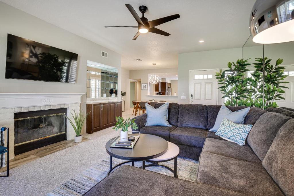 Palm Desert House | Patio + Pool Access: Stunning Palm Desert Townhome