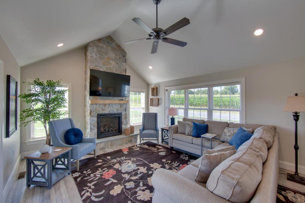 Gordonville House | Patio & Yard: Newly Built Retreat in Ronks!