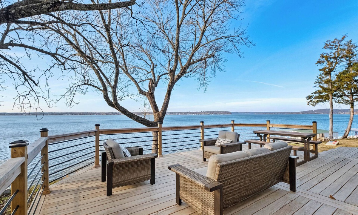 Grove House | Patriot On the Bluff: Hot Tub>Waterfront>Relax