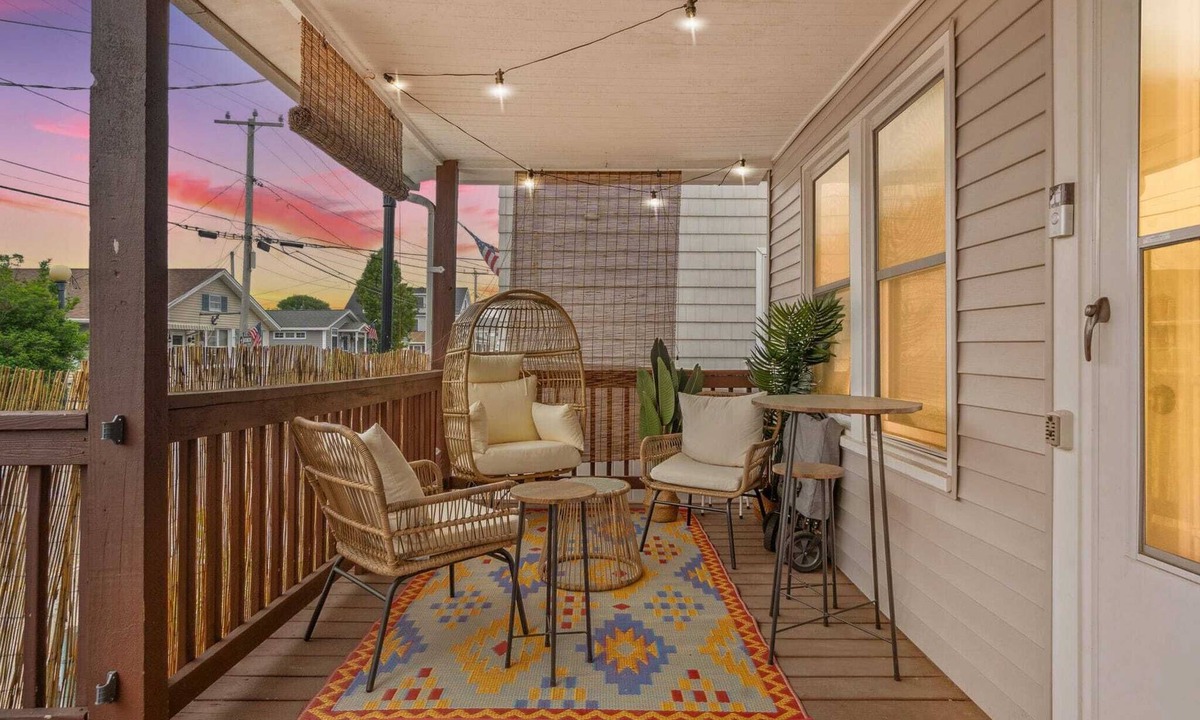 Hampton House | Pat’s Porch | 5 Mins Walk To Beach | Covered Porch