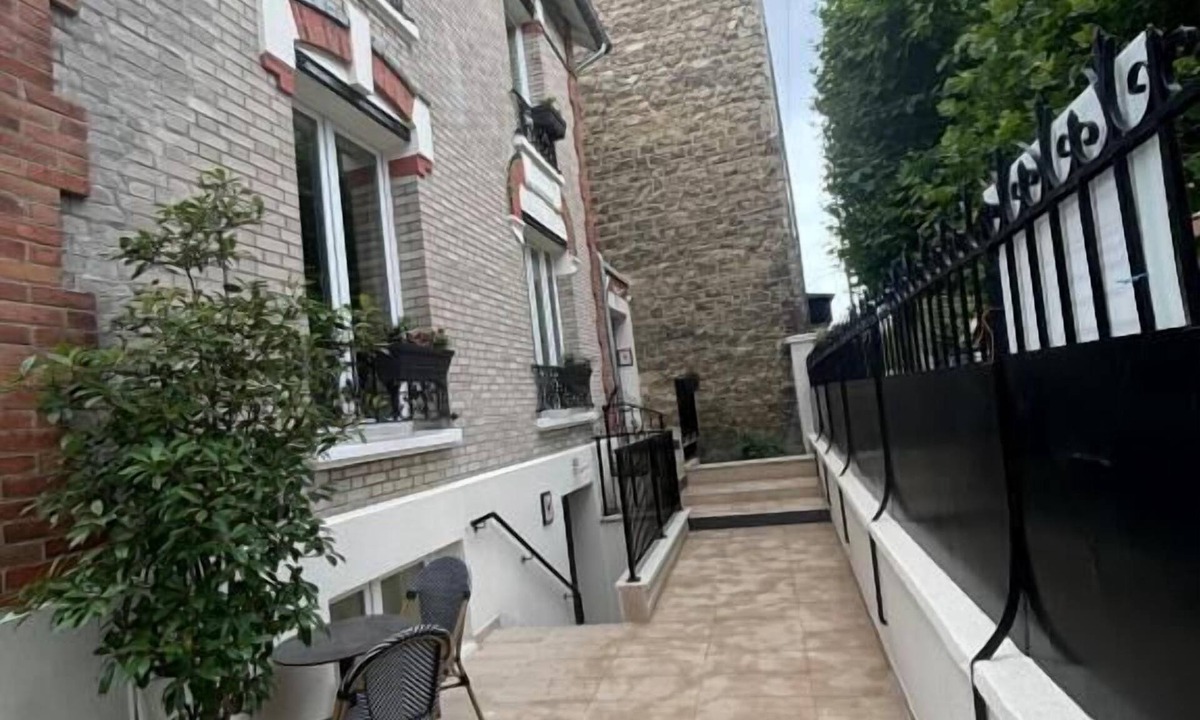 La Garenne-Colombes Hotel | Pavillon 92
