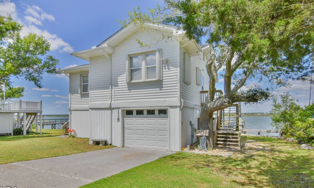 Topsail Beach House | Paws & Relax at Waterloo!