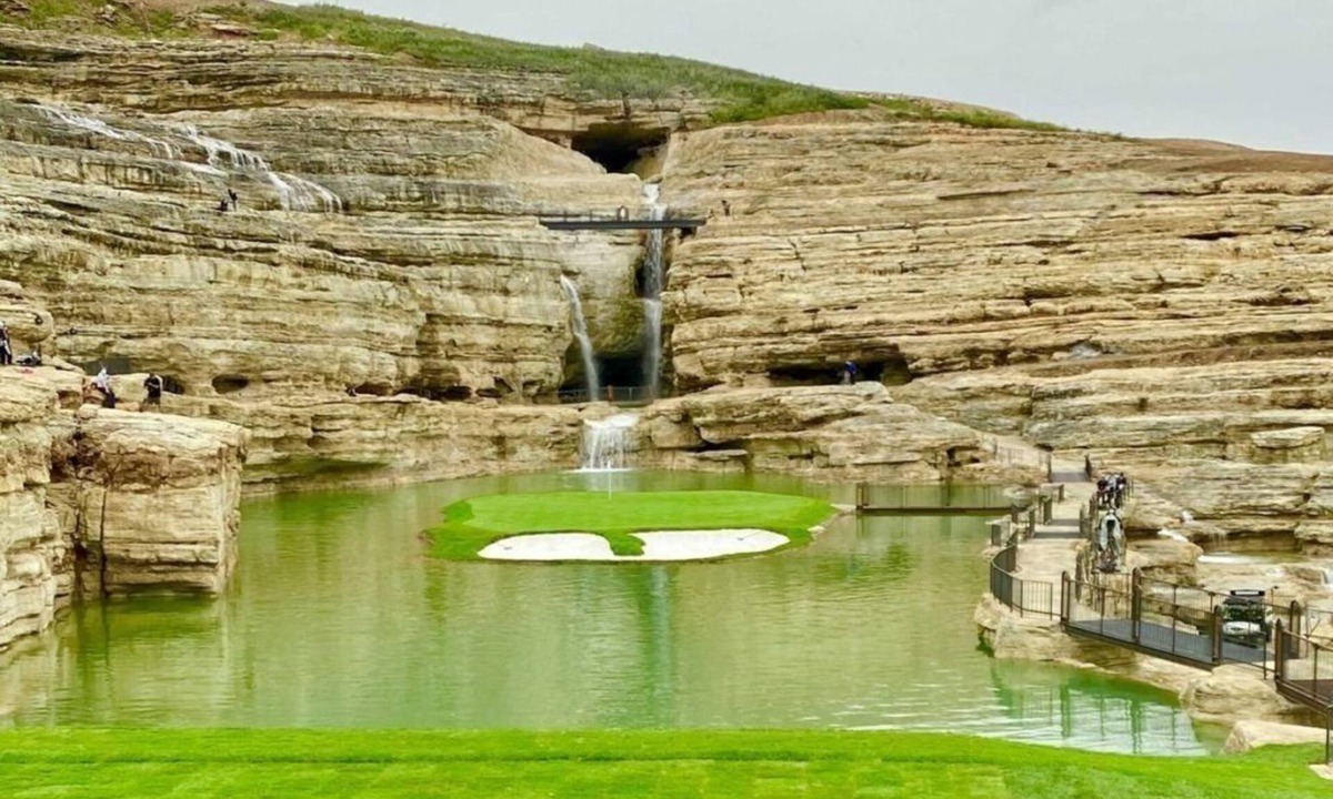 Hollister Cabin | Payne's Valley Golf Cottage with Tee Times for Twosome