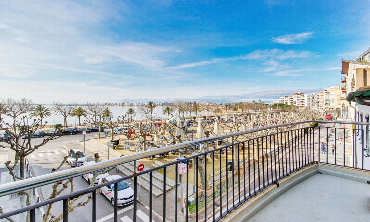 Roses Town Center Apartment | PC. MIGJORN 2 2 Roses