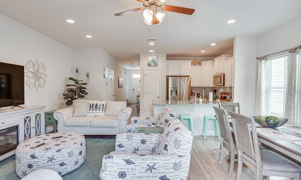 Thomas Drive House | PCB Townhome w/Deck & Pool Access: 3 Mi to Beach!