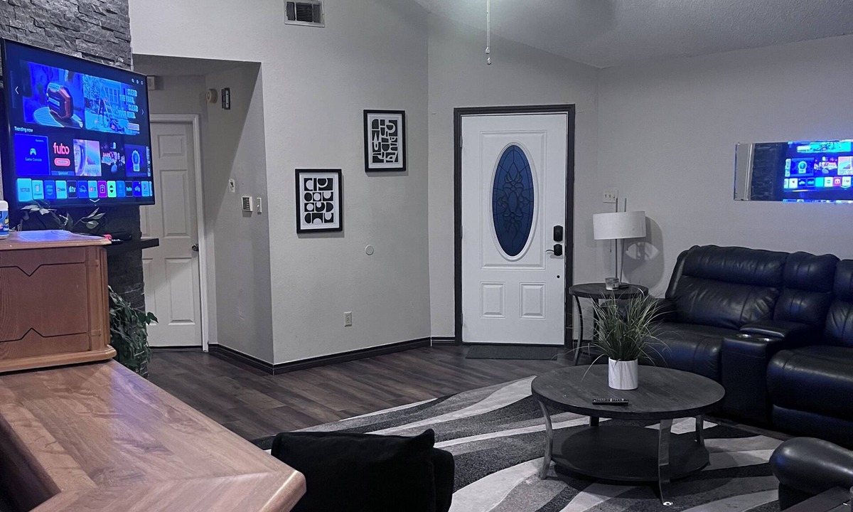 Dallas House | Peace and privacy in this entire 3 Bed 2/Bath duplex!