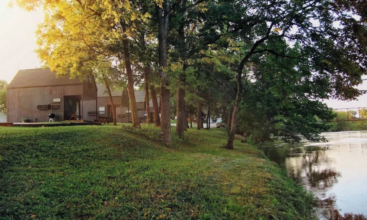 Caplinger Mills Cottage | Peace on the River: King Bed, Dogs Ok (Cabin 3)