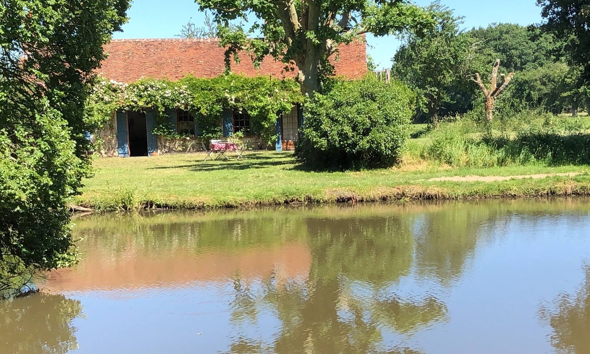 Beauchamps-sur-Huillard House | Peaceful & warm cottage overlooking a pond