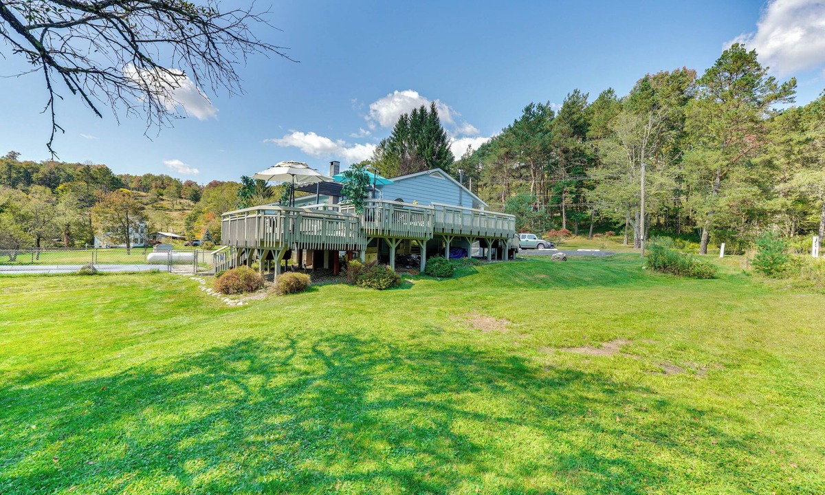 Parksville House | Peaceful 1-Acre Parksville Home: Large Deck & Yard