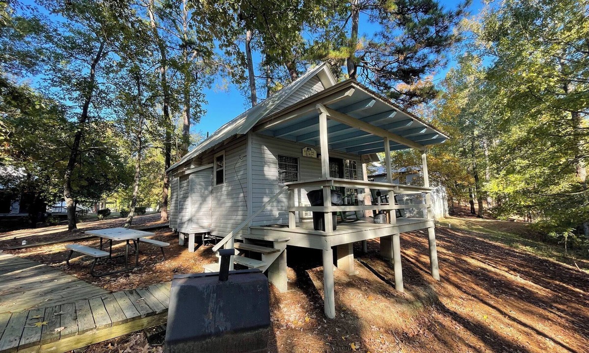 Zwolle Cabin | Peaceful 1-Bedroom Cabin with Full Kitchen, Pond Views & Outdoor Firepit