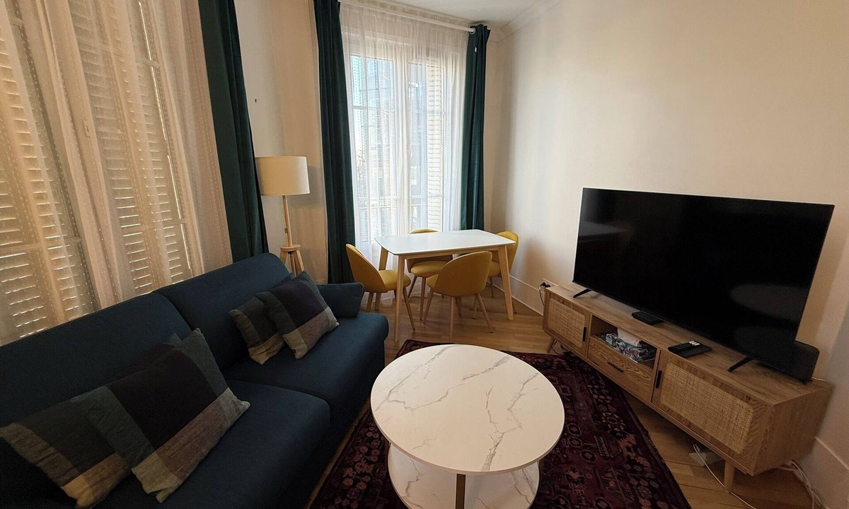 Issy-les-Moulineaux Apartment | Peaceful 1-bedroom apartment in Issy-les-Moulineaux perfect for relaxing.