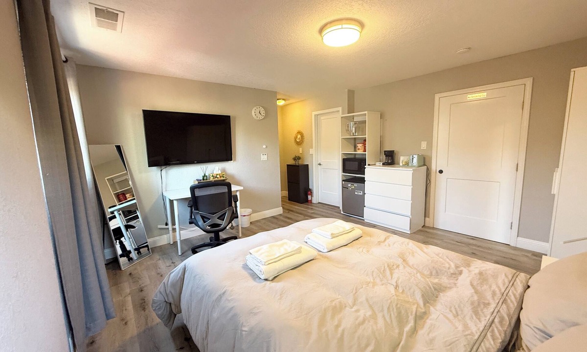 East Palo Alto Bed & Breakfast | Peaceful 1B1B Close to Meta and Stanford breakfast with AC in East Palo Alto