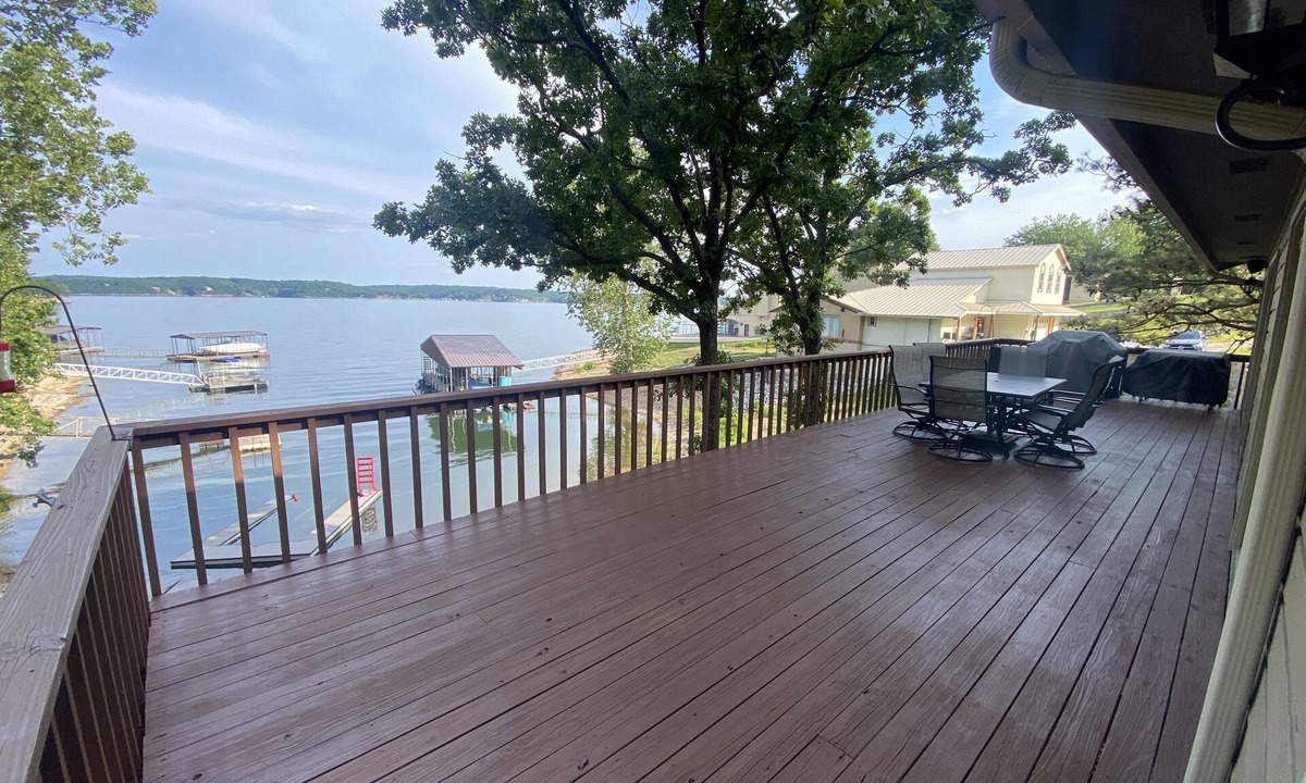 Afton House | Peaceful 2 acre Lakefront Home in Duck Creek w/Boat Dock, Game Room w/Wet Bar