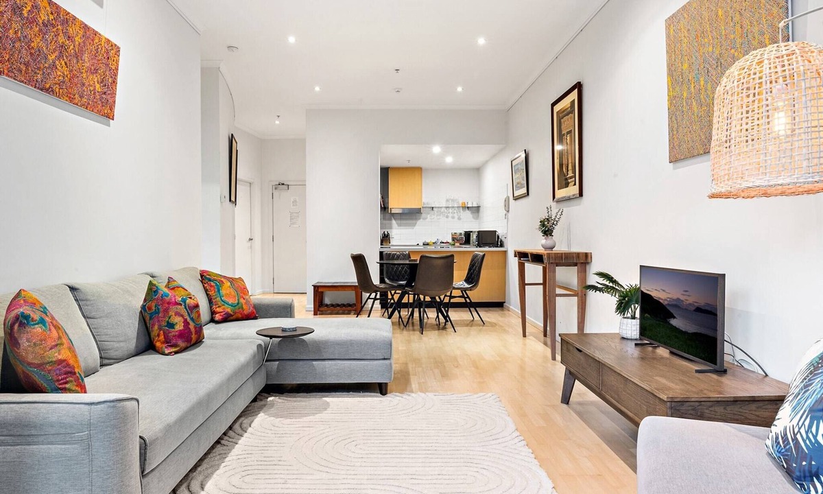 West Melbourne Apartment | Peaceful 2-Bed Apartment with Gym & Pool