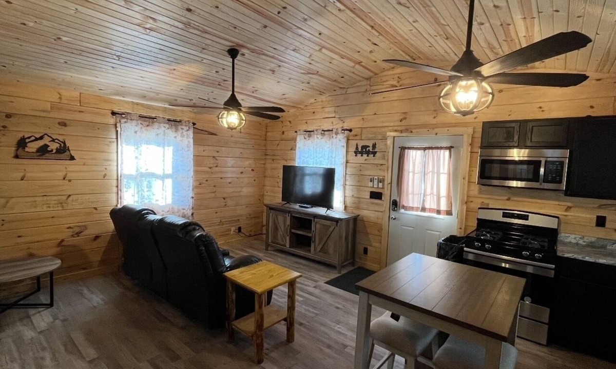 Eddyville Cabin | Peaceful 2-bedroom cabin with AC in cozy Eddyville