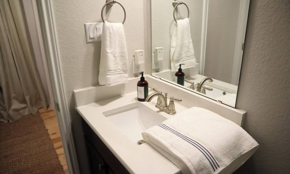 Georgetown House | Peaceful 2-bedroom private suite, w/trails, shops, rivers in safe upscale area