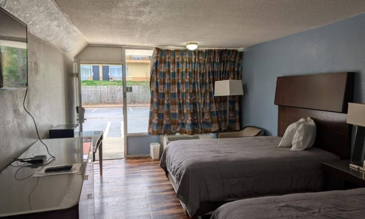 Cartersville Hotel | Peaceful 2-Room Accommodation Steps from Dining