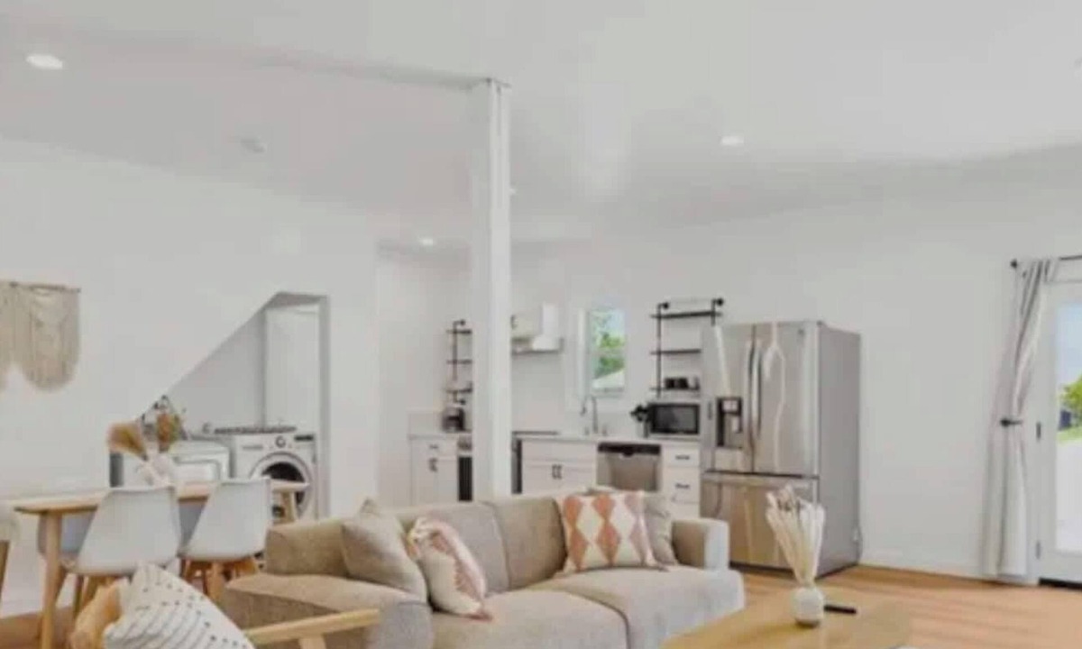 Denton House | Peaceful 2BR 1B Guest House with Hot Tub