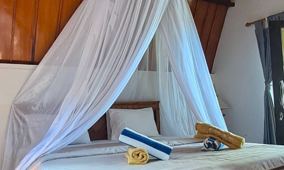 Gili Air House | Peaceful 2BR Bungalow Pool Access Walk to Sunset Beach