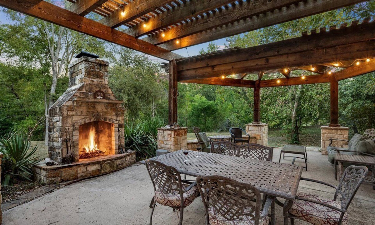 Taylor House | Peaceful 3 Acre Getaway - Creek Access, Fire Pit, Gazebo, Kayaks & Pet-Friendly!