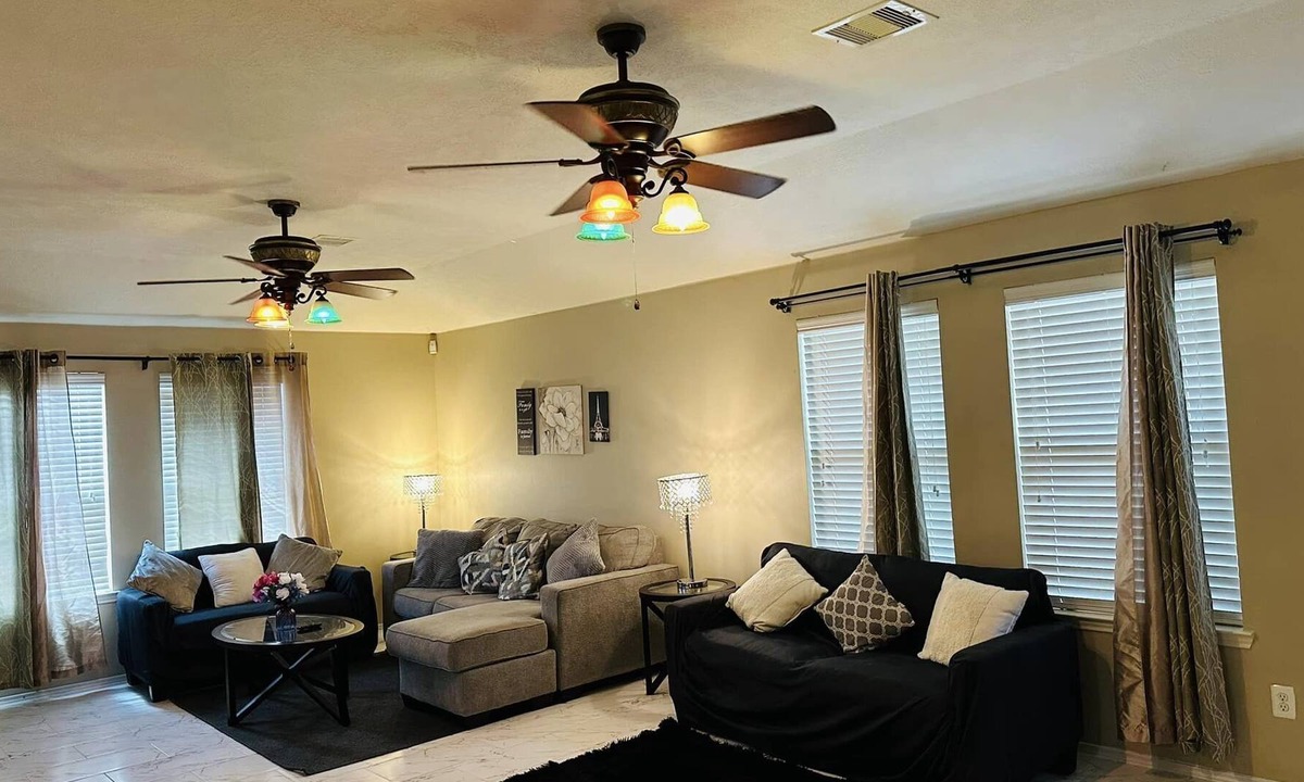 Central Southwest House | Peaceful 3BR and 2 BA House Close 2 Texas Med Center & Downtown