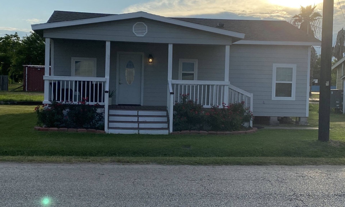 Palacios House | Peaceful 3BR house with a lot of space.