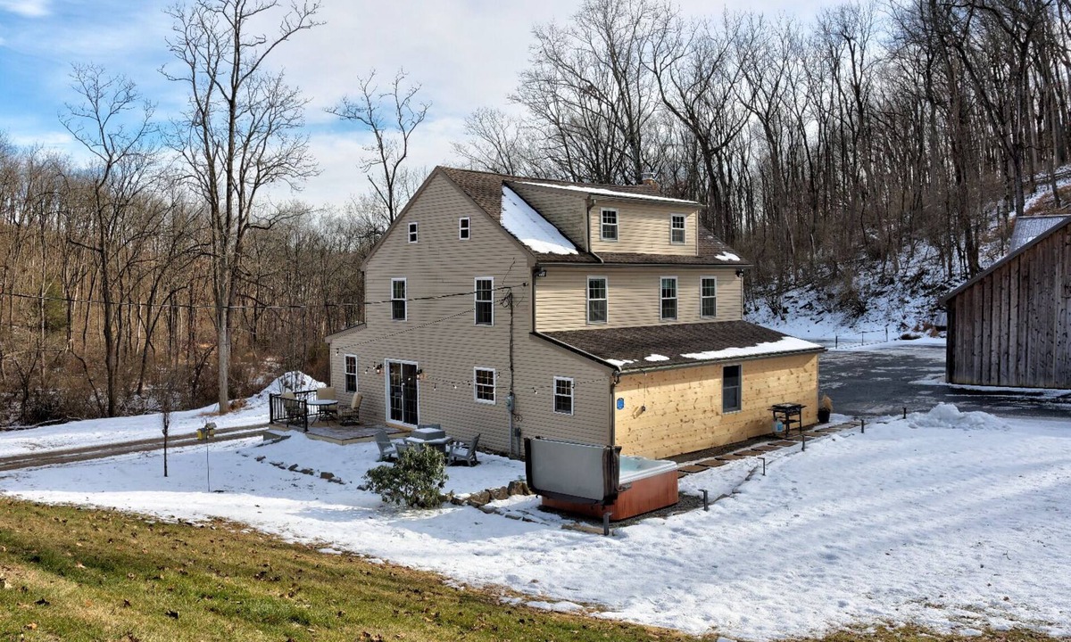 Bernville Cabin | Peaceful 4-bedroom cabin with Hot Tub near Blue Marsh Lake