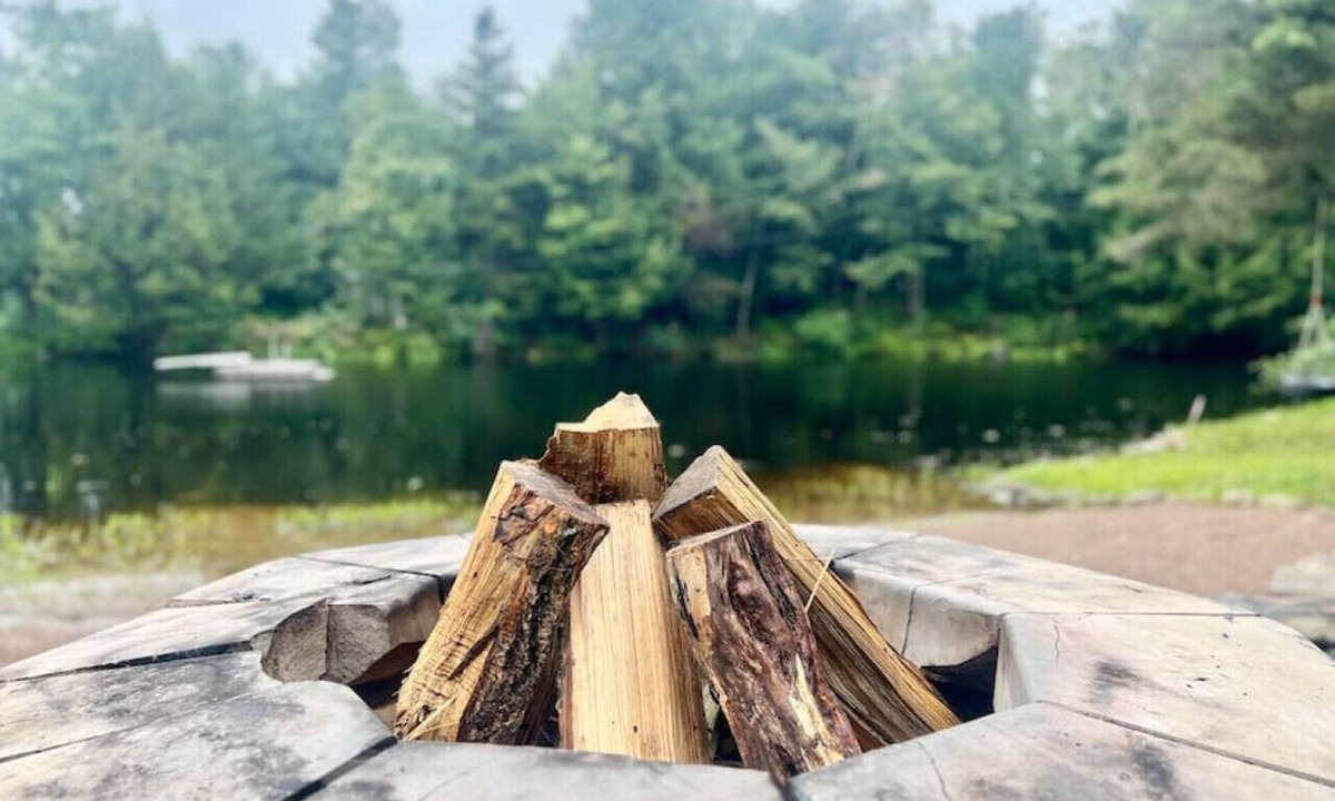 South Rutland House | Peaceful 5BR/2BA House - Sleeps 13!