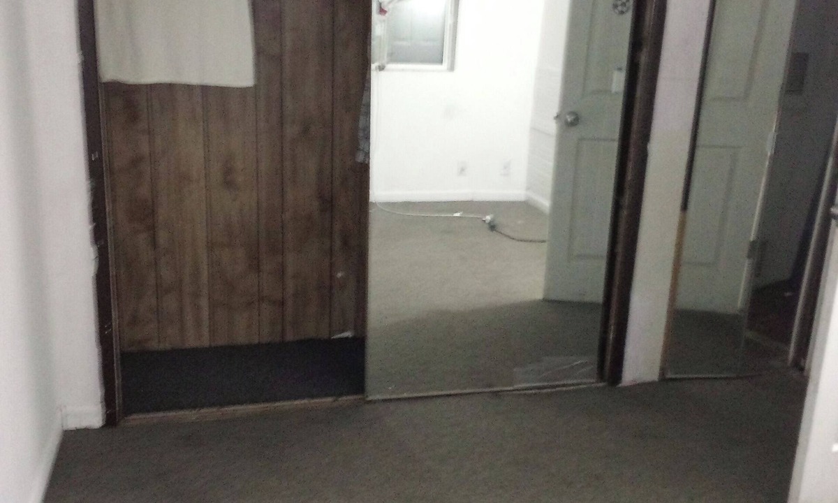 Columbus House | Peaceful A-bedroom mobile home with AC in Columbus