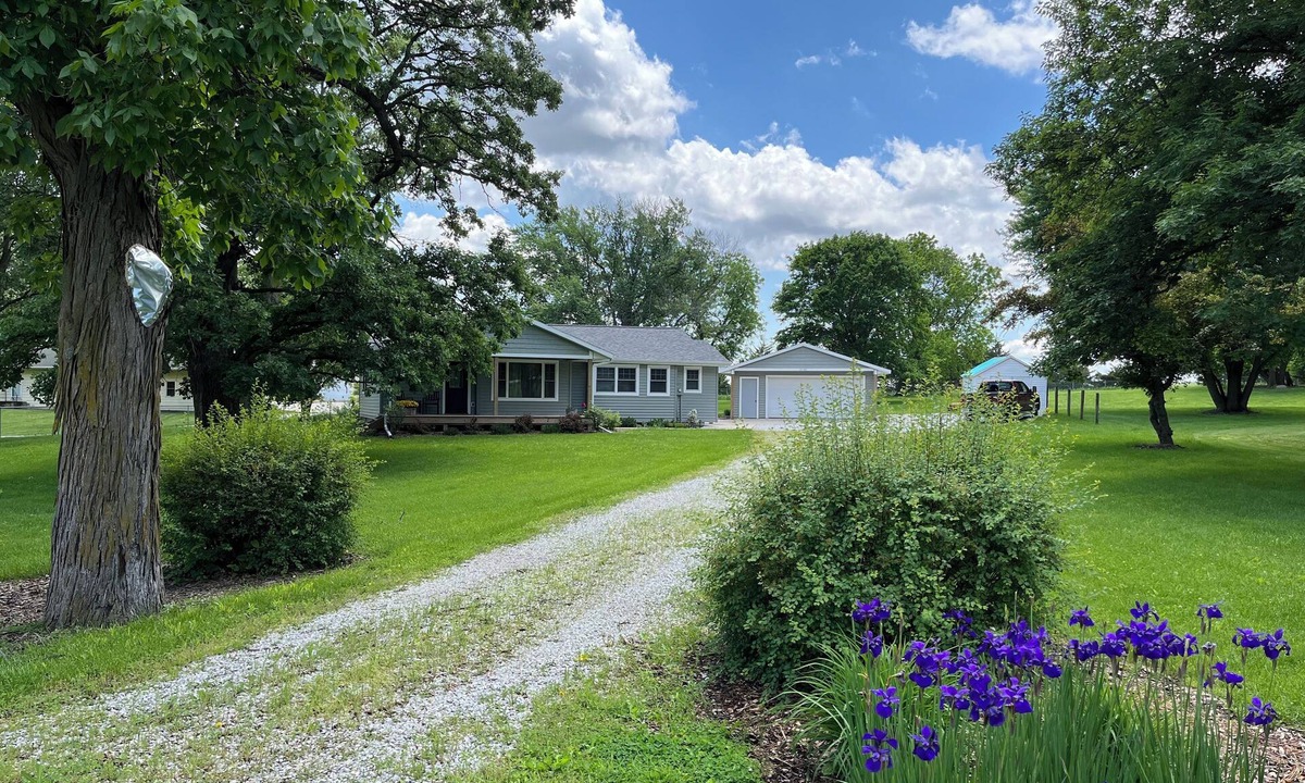 Johnston House | Peaceful acreage by Saylorville Lake