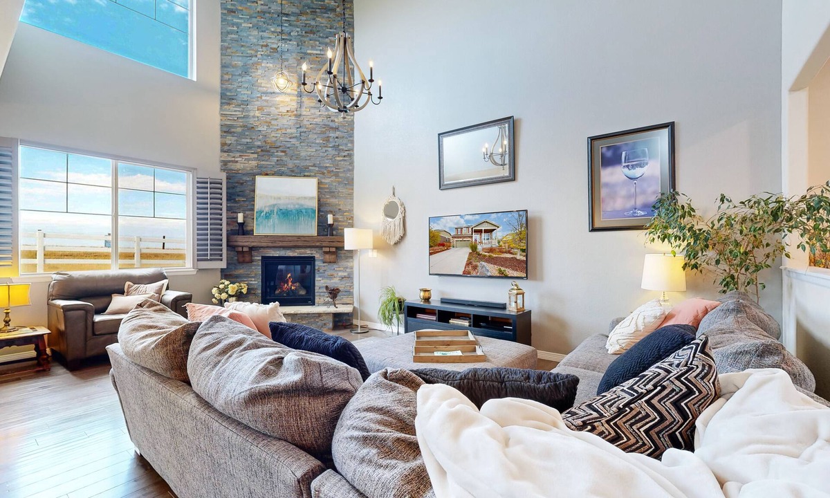 Conservatory House | Peaceful and Spacious~Sleeps 10, Large yard,Fire-pit, Grill, Hot-Tub, Ping Pong~