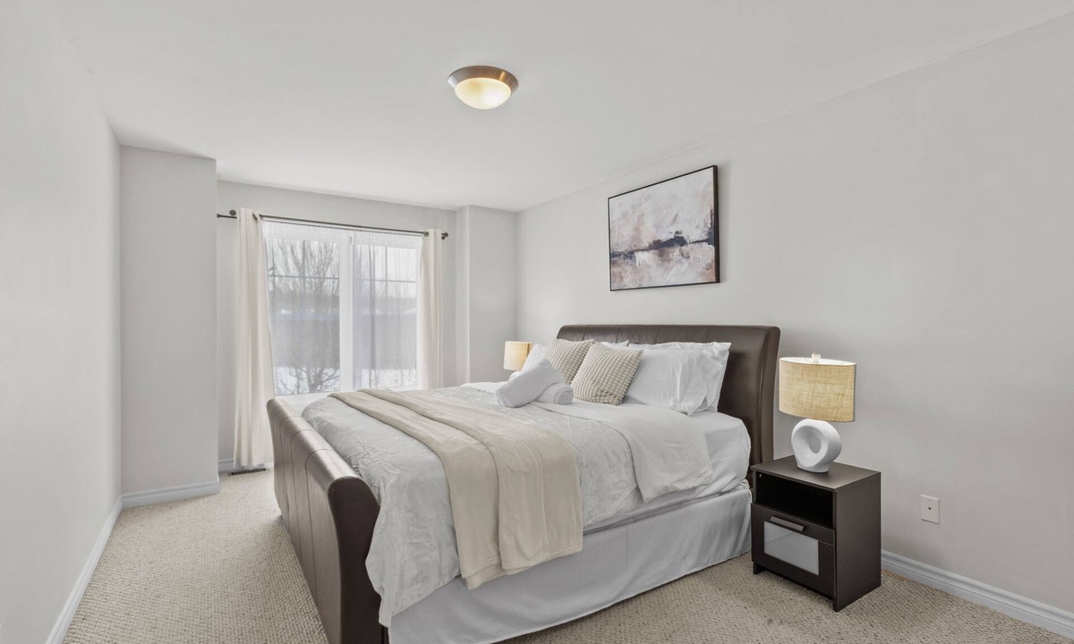 Plateau House | Peaceful and Spacious townhome with King Bed - 15 min from downtown Ottawa