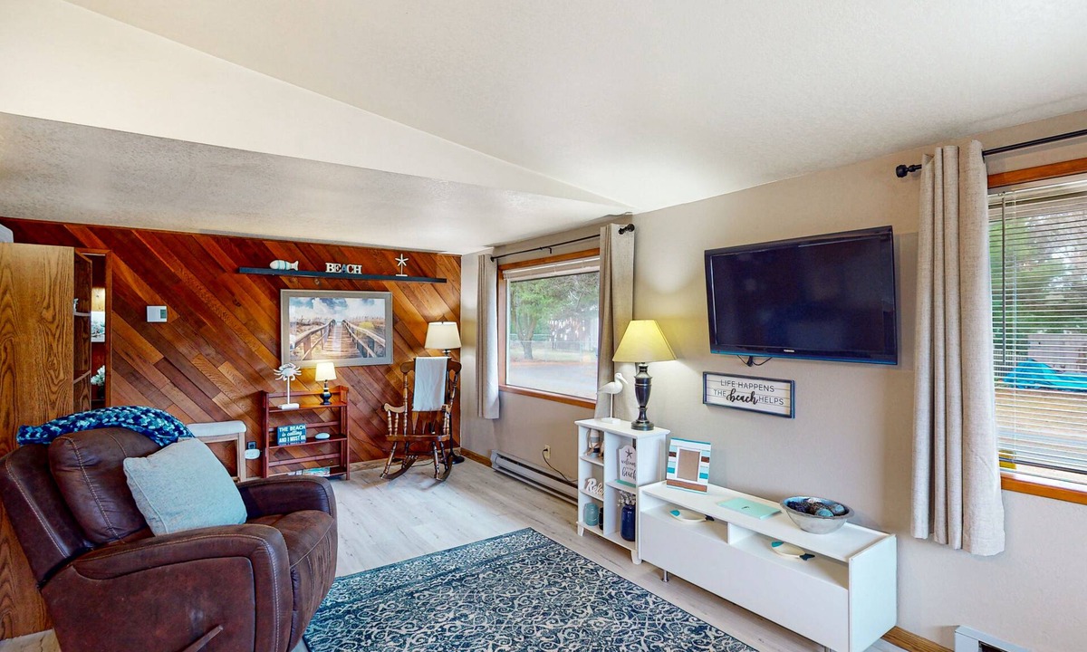 Grayland House | Peaceful and spacious beach vacation home