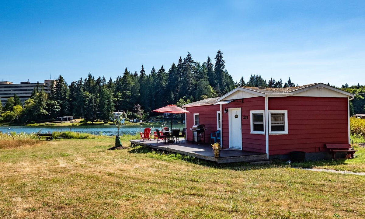 Jackson Park Support Area Cottage | Peaceful Beachfront Cottage - Large Deck & Fire Pit - Gorgeous Views & Wildlife