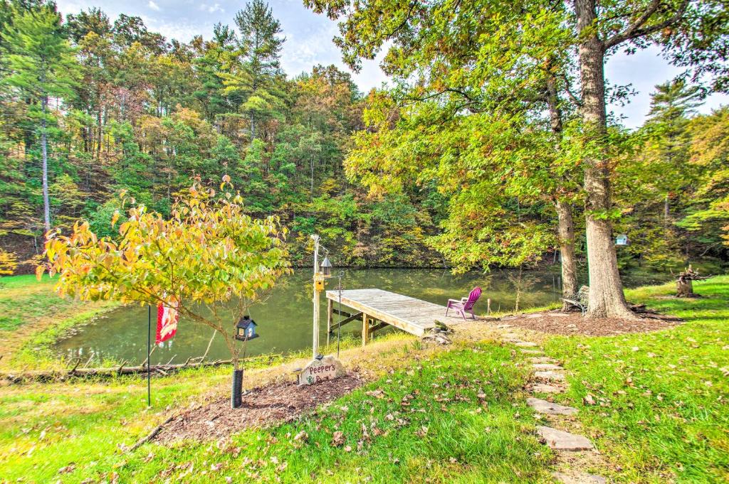 Broadway House | Peaceful Broadway Cottage on the Pond!