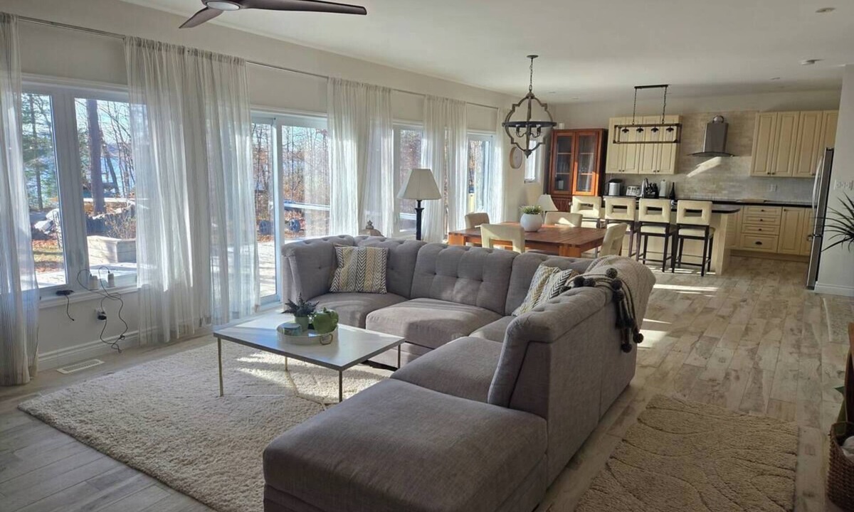 L'lle-du-Grand-Calumet House | Peaceful Waterfront Cottage