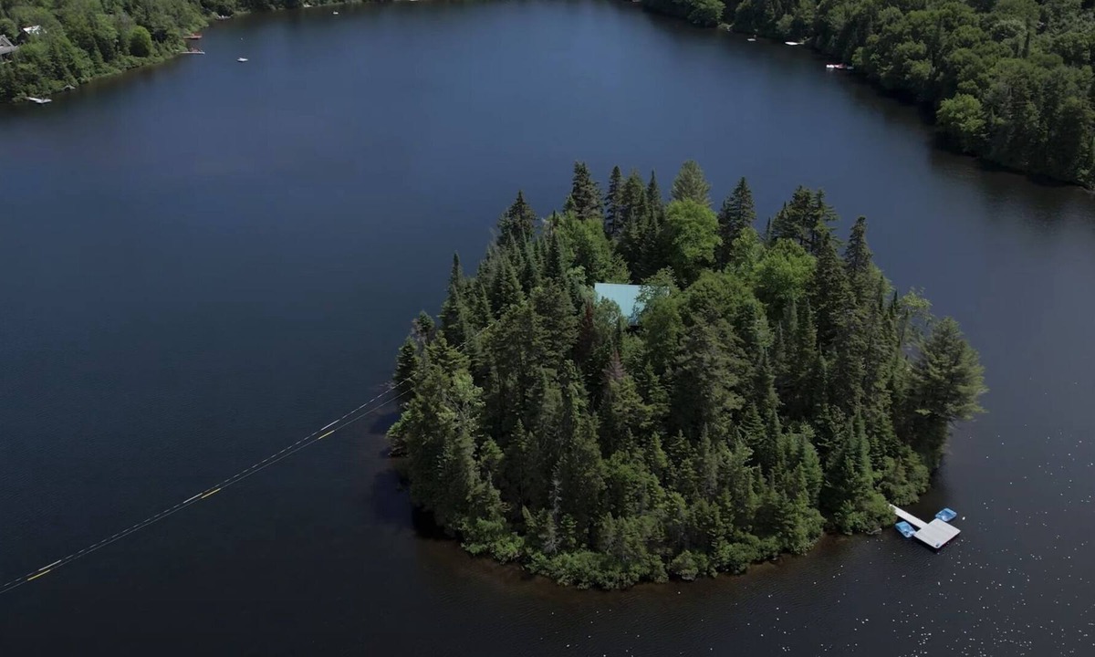 St-Adolphe-d'Howard House | Peaceful and quiet island on a frozen lake!